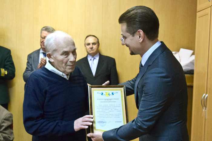 Максим Кочетков вручил благодарственные письма ветеранам лесного хозяйства